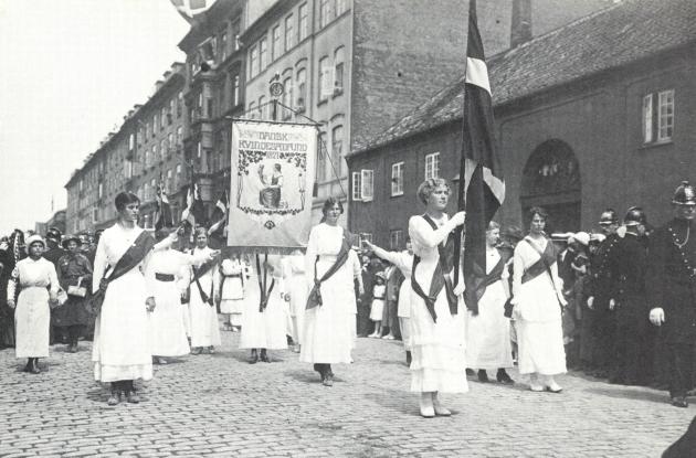 Kvinder i demonstrationstog for valgret 1915