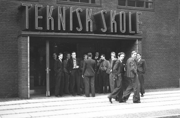 Elever foran teknisk skole 1937
