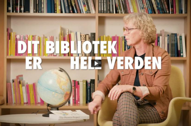 Kvinde betragter globus på et bibliotek