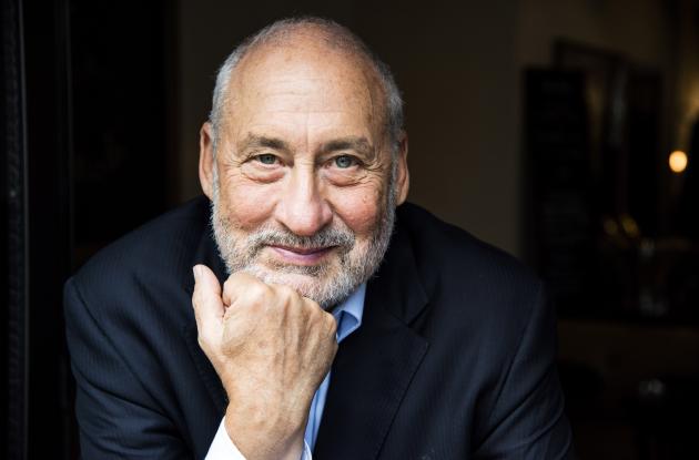 Portræt af Joseph Stiglitz med hagen hvilende på hånden