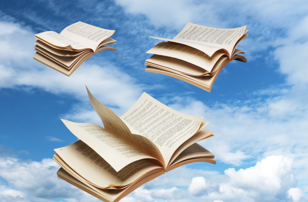 Fotomanipulation med flyvende bøger mod blå himmel