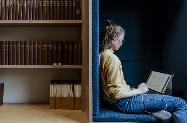 Læser af digital publikation mellem reoler