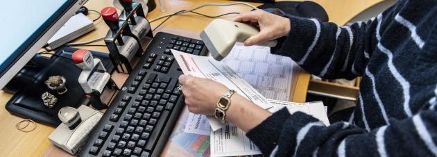 Medarbejder scanner stregkode